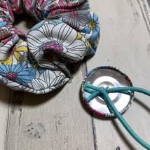 ハンドメイド シュシュ＆くるみボタンのヘアゴム handmade レトロ風花柄　ヘアアクセサリー セット_画像2