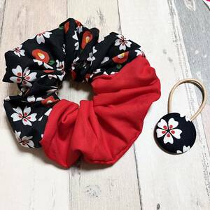 ハンドメイドシュシュ＆くるみボタンのヘアゴム handmade ヘアアクセサリー ２点セット　花柄　和柄　パッチワーク 赤黒