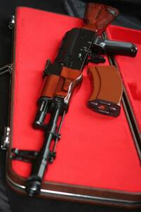 希少レア！未使用品 VFC製 AK74 5.45mm サイドレールなし スチールプレス 艶あり塗装 Ver.3電動ガン対応 コンバージョンキット！ 