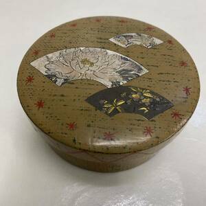 886 骨董 時代物 漆器 小物入 蓋付 鏡 金属工芸 彫 牡丹木蓮葉桜蒔絵 扇絵 漆芸品 アンティーク ヴィンテージ 