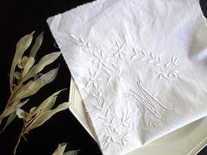 1900年初期 花とイニシャル刺繍はぎれ フランス 立体 モノグラム 縫製 刺繍 スカラップ はぎれ 素材 リメイク パーツ アンティーク