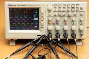 テクトロニクス TDS2014B 4ch/100MHz オシロスコープ + P2220 200MHzプローブ4本付き tektronix