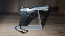 精巧1/3スケール　ミニチュアモデルガン　コルトM1911　シルバー×ブラック　追加ダミーカート＋箱＋ガンスタンドセット_画像4