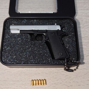 精巧1/3スケール ミニチュアモデルガン コルトM1911 シルバー×ブラック 追加ダミーカート+箱+ガンスタンドセット