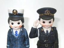 Z 12-4 当時物 警視人形 婦人警官人形 2体セット 陶器製 H=18cm 人形 フィギュア 警察官人形 記念品 レア物 警察グッズ_画像2