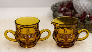 インディアナグラス キングスクラウン 王冠 アンバー シュガー ＆ クリーマー コーヒー ティー 紅茶 ビンテージ アメリカ プレスガラス