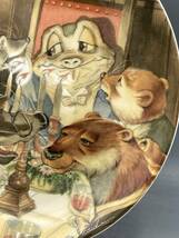 ウェッジウッド 柳に吹く風 シリーズ The Banquest ネズミ、イタチ、ヒキガエル＆アナグマ 皿 絵皿 飾り皿 (1110)_画像3