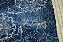 古布　型染め１幅　朱色入り桜に唐草文　点模様　195ｃｍ　枯れ藍　アート　創作材料　手織り木綿_画像10