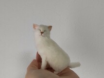 ＊obu＊ハンドメイド＊ 羊毛フェルト　白猫　猫　和猫　ねこ　福猫 振り向き おすわり 手のひらサイズ_画像1