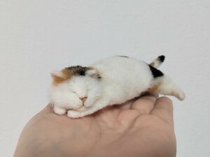 ＊obu＊ハンドメイド＊ 羊毛フェルト　猫 三毛猫　和猫　ねこ くつろぎ うたた寝　手のひらサイズ