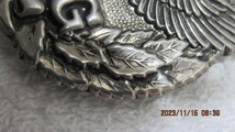 鷲のエンブレム SG 帽章 月桂冠＆イーグル 警備小物 幅60mm 重さは3，5ｇ ネジ止め式2個付き ３個　未使用品 _画像6