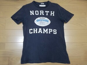 “Abercrombie & Fitch 【ヴィンテージ風カレッジロゴデザイン　ダメージプリント加工Tシャツ】◆XL サイズ(スリムシルエット)ネイビー