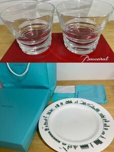 １円〜【本物保証 ティファニー バカラ 2点まとめ】ペア グラス 洋食器 皿 Baccarat ガラス TIFFANY 皿立て付 プレートホルダ 中古 大