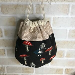 しずく型巾着袋　ハンドメイド　Aliceと赤きのこ