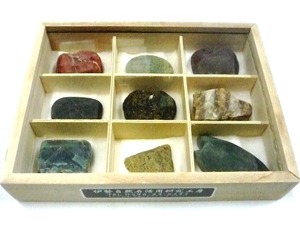 特別製作の手作りのミニ標本「水石並びに石材石となる五十鈴川産の岩石見本」（奇石礫を含む９種類）
