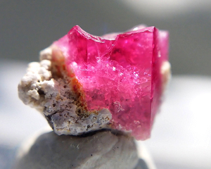 ミニ 宝石質含む レッドベリル ビクスバイト 緑柱石 母岩 ラフ 標本 結晶 原石 約0.80ct アメリカ・ユタ州産 13