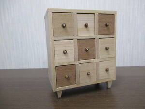 Art hand Auction Hecho a mano★Miniatura★escala 1/12★Muebles de madera★Cómoda de tres cajones★A, juguete, juego, muñeca, Muñeca de personaje, Casa de muñecas