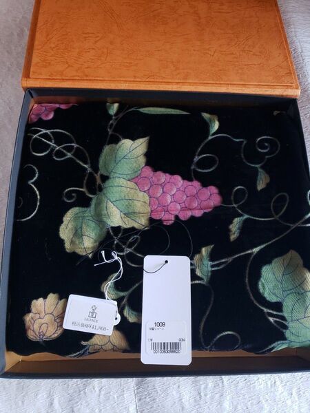 ☆岡重のストール☆未使用☆葡萄柄☆模様は透けています☆タグ付き☆41800円で購入☆1500円値下げしました