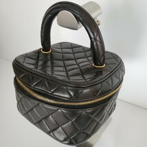 c106 極美品 リペア無し 純正 CHANEL シャネル ラムスキン ココハンドル マトラッセ バニティバッグ 黒 シールギャラ有3番台_画像2