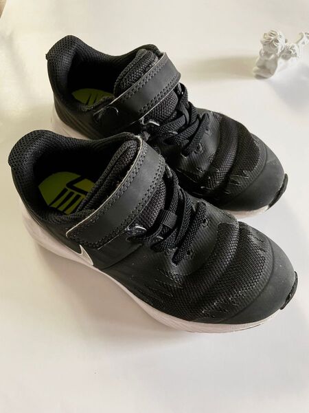 NIKE ナイキ スニーカー スターランナーシリーズ 黒 17センチ 左右星形マーク キッズ