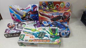 HH667-231108-060【中古】仮面ライダー 武器 変身ベルト まとめセット DX サングラスラッシャー ドリルクラッシャー 風双剣翠風 他 動作OK