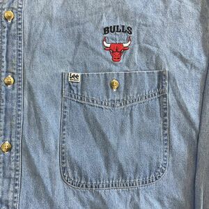 90s CHICAGO BULLS デニム ボタンダウンシャツ 2XL Lee SPORT シカゴ ブルズ ワンポイント ロゴ 刺繍 長袖 シャツ リー ヴィンテージ