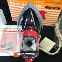 T2479 未使用！ SANYO サンヨー 多孔式 スチームアイロン A-567F 当時物 昭和レトロ 100V-600W レトロ家電 レトロポップ_画像7