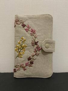 ☆ハンドメイド　☆マルチケース　No. 3 お薬手帳入れ　通帳入れ　母子手帳入れ　プレゼント　手刺繍　花　リース　リネン