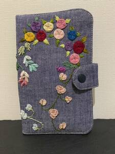 ☆ハンドメイド　☆マルチケース　No. 2　お薬手帳入れ　通帳入れ　母子手帳入れ　プレゼント　手刺繍　花　ハート　 リネン