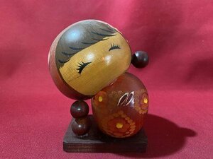 ｃ◆**　こけし　１点　ネーのポーズ　コケシ　KOKESHI　郷土玩具　木地玩具　民芸品　創作こけし　置物　日本人形　約12cm　/　B23上