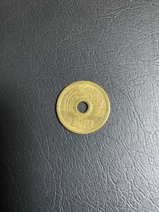 エラーコイン5円硬貨黄銅貨 昭和37年　穴ズレ