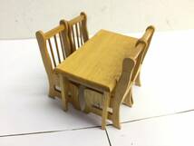 [雑貨] ミニチュア：模型 机1個・椅子4個のセット ドールやフィギュアなどに 置物 インテリア 可愛い 木製のような質感 スリランカ製_画像2