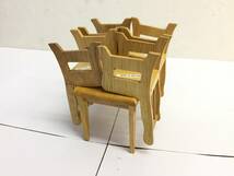 [雑貨] ミニチュア：模型 机1個・椅子4個のセット ドールやフィギュアなどに 置物 インテリア 可愛い 木製のような質感 スリランカ製_画像3