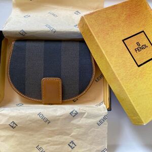 未使用◆FENDI　フェンディ　ペカン　二つ折り財布　ウォレット　札入れ　小銭入れ　PVC レザー　箱付き