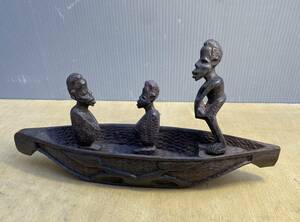 ビニャーゴ455/アフリカ タンザニア マコンデ 民族 黒檀 彫刻 木彫 長さ29cm 幅7cm 人物はめ込み 渡し船 珍しいデザイン