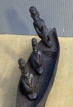 ビニャーゴ455/アフリカ タンザニア マコンデ 民族 黒檀 彫刻 木彫 長さ29cm 幅7cm 人物はめ込み 渡し船 珍しいデザイン_画像3