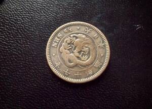 半銭銅貨　　明治17年　　送料無料　　　　（6706）日本　古銭　貨幣　お金　菊の紋章　骨董品　アンティーク　近代　　