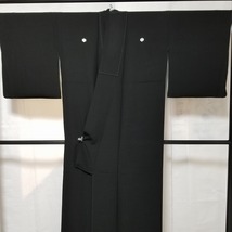 【桐輪】冬喪服*美品｛正絹*一越縮緬地.重目地*袷喪服｝*五三の桐.紋*身丈173-裄67-前幅26.5-後幅30.5＊真黒色*№4000_画像8