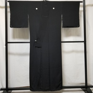 【桐輪】冬喪服*未使用品*訳有品｛正絹*一越地*黒.袷喪服」*身丈159-裄65*右三つ巴.紋*真黒色地*№4017