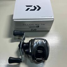 美品 ダイワ DAIWA ジリオン HL タトゥー ティーズ 左ハンドル STEEZ 左 SV TW 1000 HL_画像1