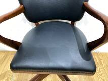 AA08678 イギリス ヴィンテージ HILLCREST ヒルクレスト アームチェア 回転椅子 合皮座面 木製フレーム 鋲付き_画像4