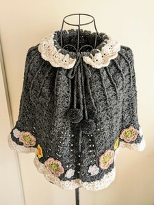 ☆Handmade…手編み・レディースサイズ・温ったか襟つきのお花モチーフを乗せた冬ポンチョ・サイズM〜２Ｌ