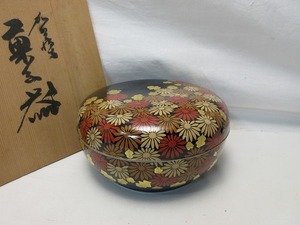 510352 【 ほぼ未使用 茶道具 木製黒塗 金彩花蒔絵 喰籠 菓子器 銀縁 共箱 】 検) 和食器 茶会 お点前 来客 菓子入れ 茶器 茶具 茶懐石 ⅱ