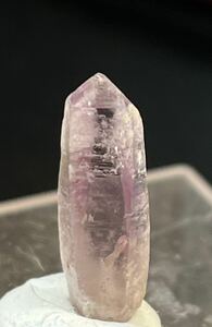 雨塚山産　紫水晶　結晶原石　濃紫色　透明度高　錐面に傷有　21×6×5(mm)