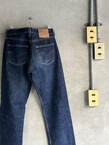 90s 90年代98年 ビンテージ リーバイス 501 levis ストレート 真紺 濃紺 デニム ジーンズ USA 最終モデル 古着 ボタン裏553 W30 レア 米国