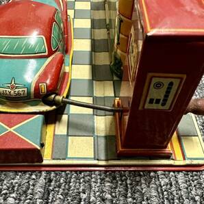  米澤玩具 ガスステーション・給油式クランクフリクションで車が走行します。  ブリキ レトロ おもちゃ の画像3