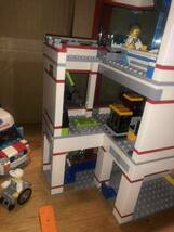 LEGO レゴ 街シリーズ シティ 病院 救急車 ヘリコプター ミニフィグ 車いす _画像6