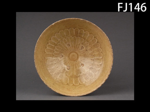 FJ146☆中国古代六朝時代 黄釉菊花文碗/中国古玩