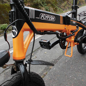 1円～FLYFISH ディスク式 折り畳み電動自転車 新しいリチウムバッテリー 36V 10Ah 5速 14インチ オレンジ色 動作確認済 9465の画像5