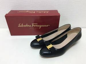 ■0972　Salvatore Ferragamo フェラガモ 靴 ヴァラ パンプス 黒 ブラック サイズ8 1/2 箱付